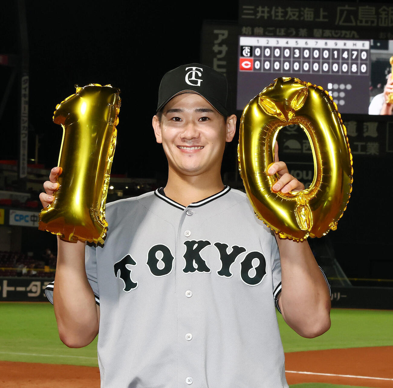 広島対巨人　広島に勝利し10勝目を挙げた巨人井上温大（撮影・加藤哉）