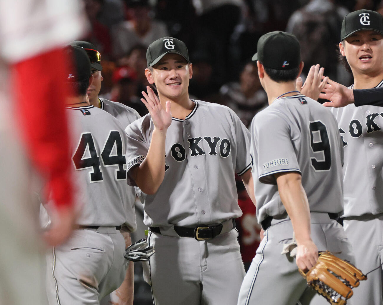 広島対巨人　10勝目をあげた井上温大中央）はチームメートとハイタッチ（撮影・加藤孝規）