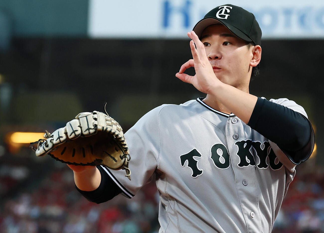 広島対巨人　4回裏を前にキャッチボールを行う巨人井上温大（撮影・加藤哉）