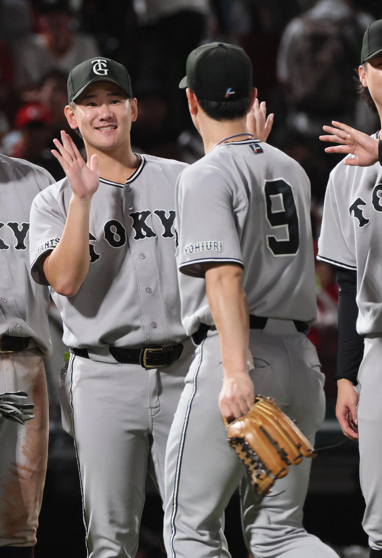 広島対巨人　10勝目をあげた井上温大（左）はチームメートとハイタッチ（撮影・加藤孝規）