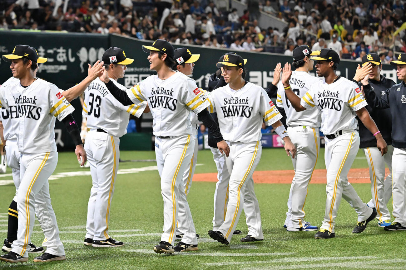 ソフトバンク対日本ハム　勝利を収めタッチを交わすソフトバンクナイン（撮影・林敢治）