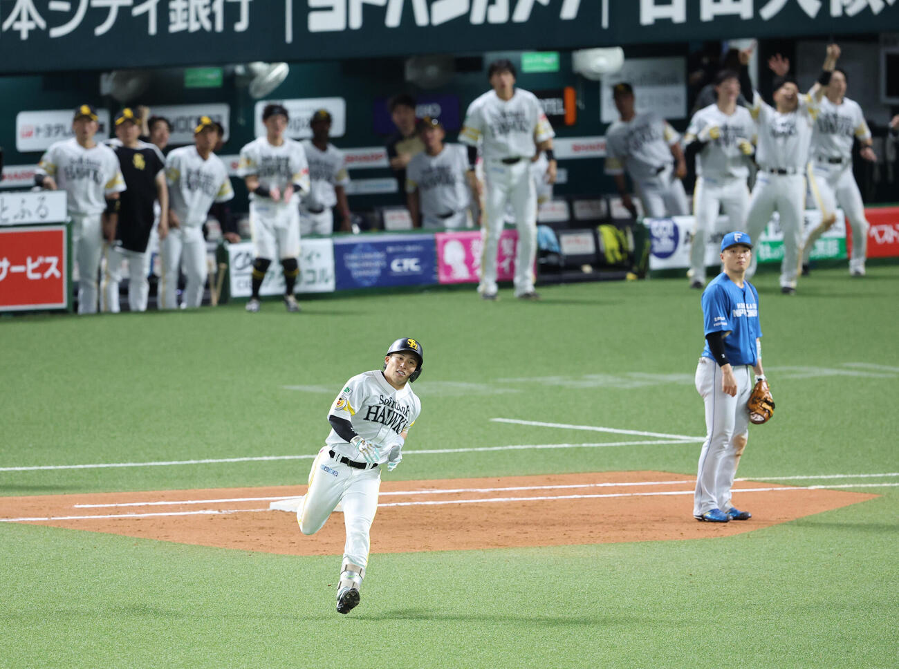 ソフトバンク対日本ハム　8回裏ソフトバンク2死一塁、野村勇は中越えに勝ち越し2点本塁打を放ち一塁を回る（撮影・梅根麻紀）