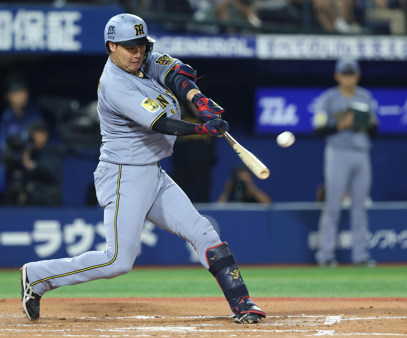 DeNA対阪神　6回表阪神2死、左中間ソロ本塁打を放つ大山悠輔（撮影・河田真司）