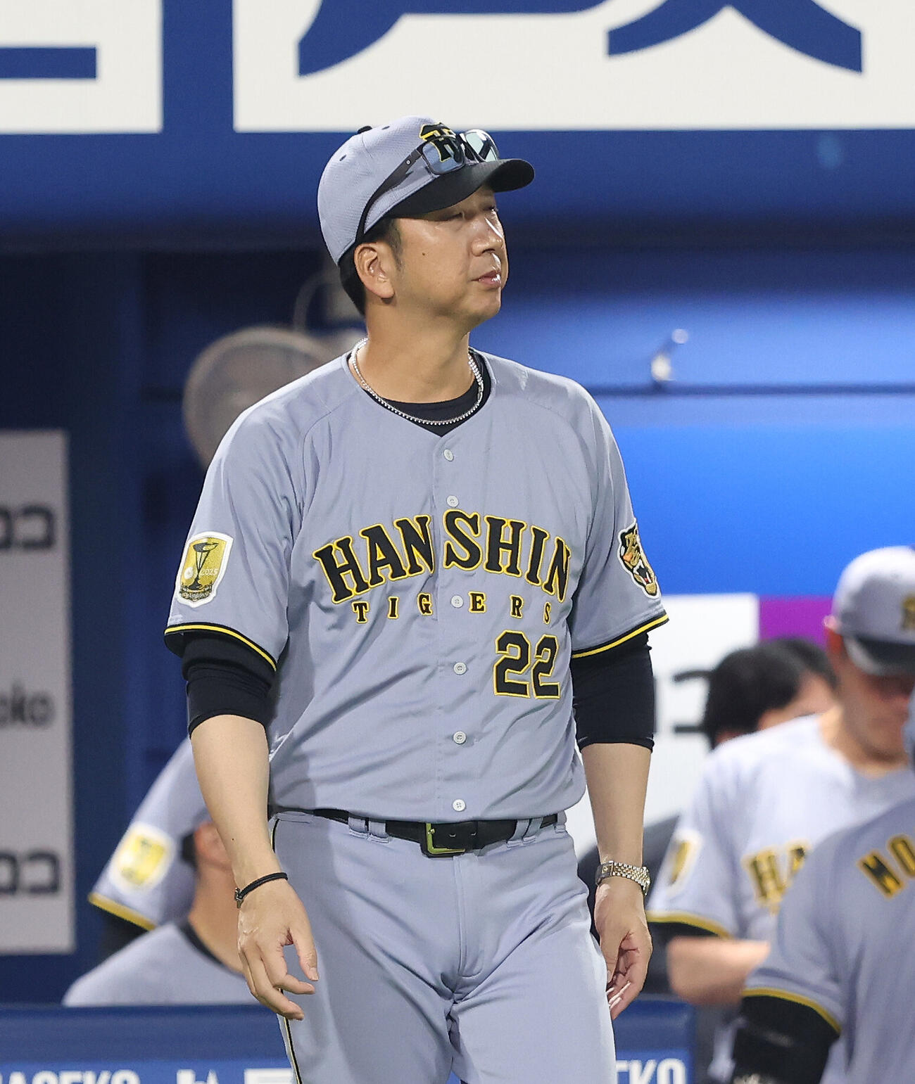 DeNA対阪神　7回表を終え、選手交代を告げる藤川球児監督（撮影・河田真司）