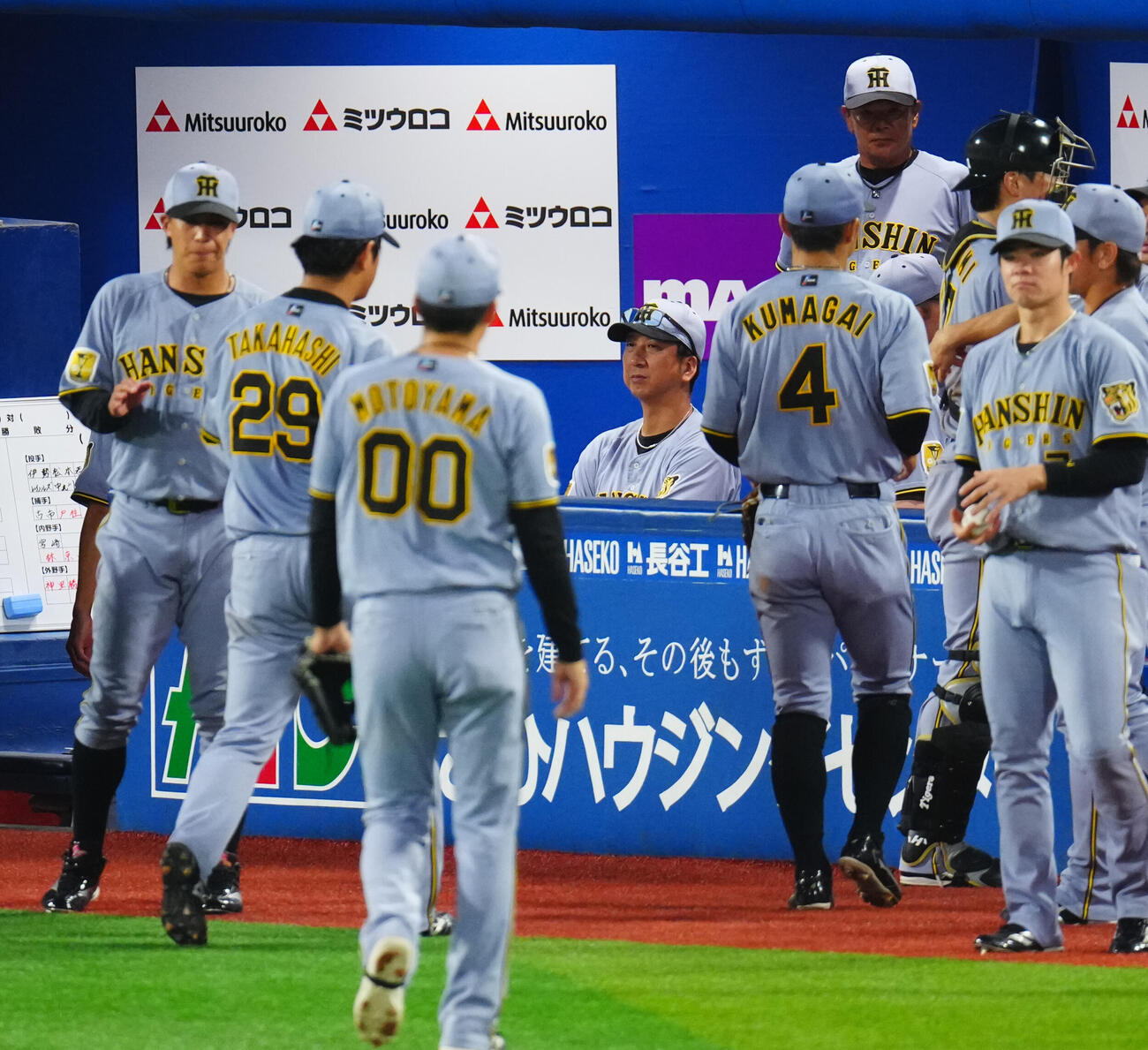 DeNA対阪神　4回裏の登板を終えた阪神先発高橋遥人（29番）は6失点目を喫しベンチでさえない藤川球児監督（中央）（撮影・垰建太）
