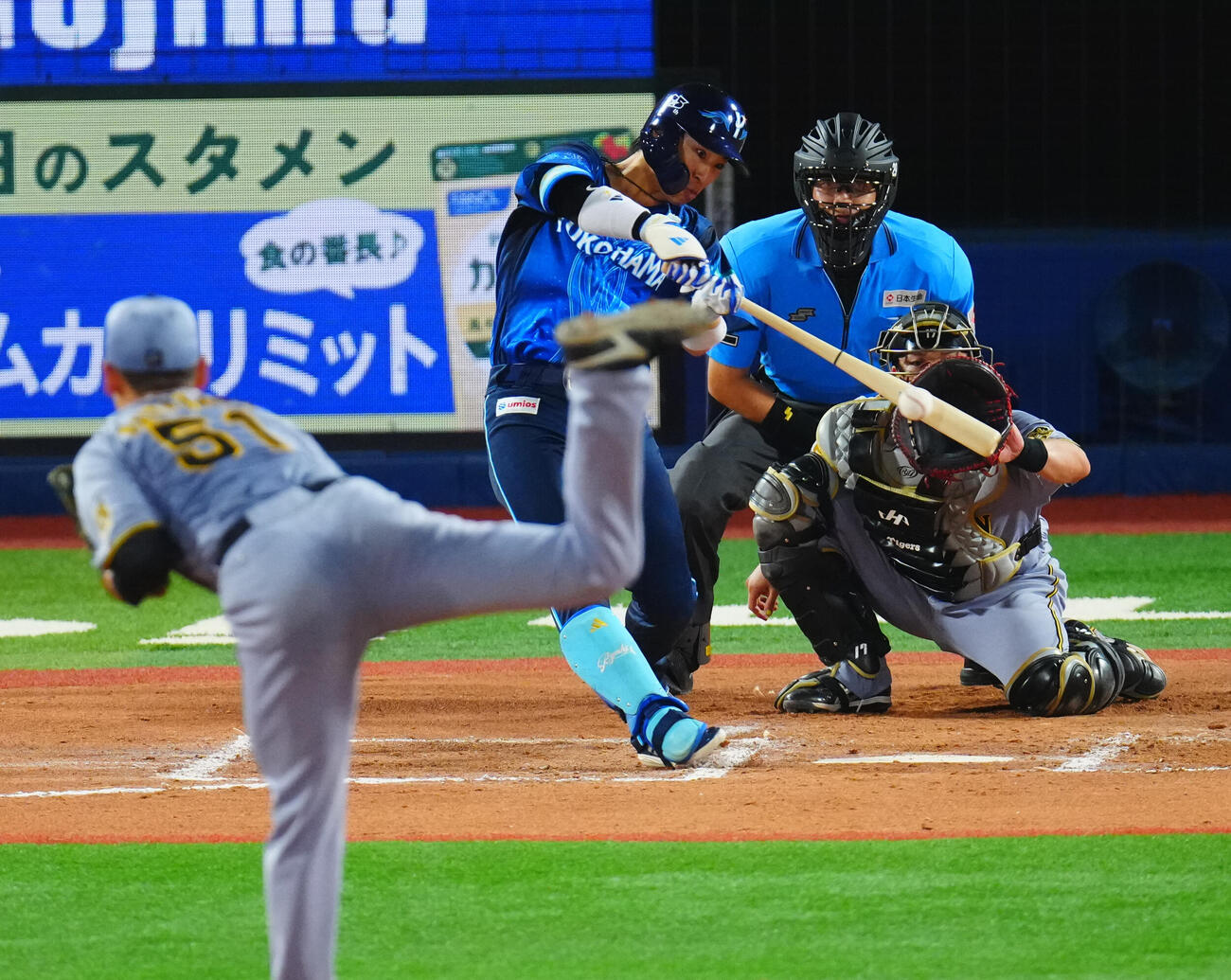 DeNA対阪神　6回裏DeNA1死三塁、適時打を放つ度会隆輝。投手早川太貴（撮影・垰建太）