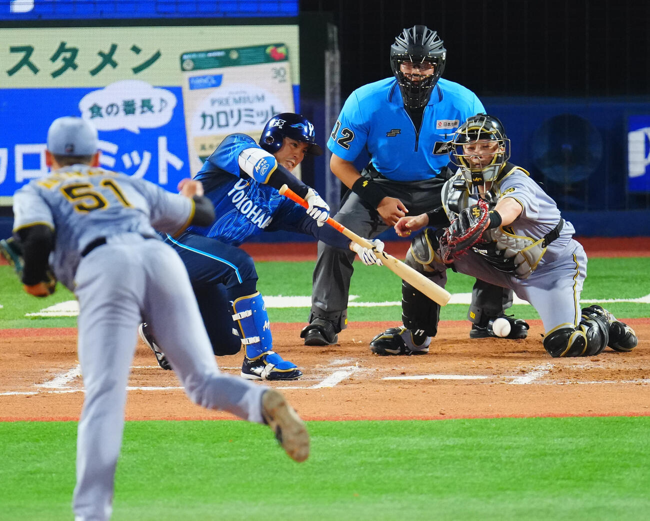 DeNA対阪神　6回裏DeNA無死二塁、犠打を決める東克樹。投手早川太貴（撮影・垰建太）