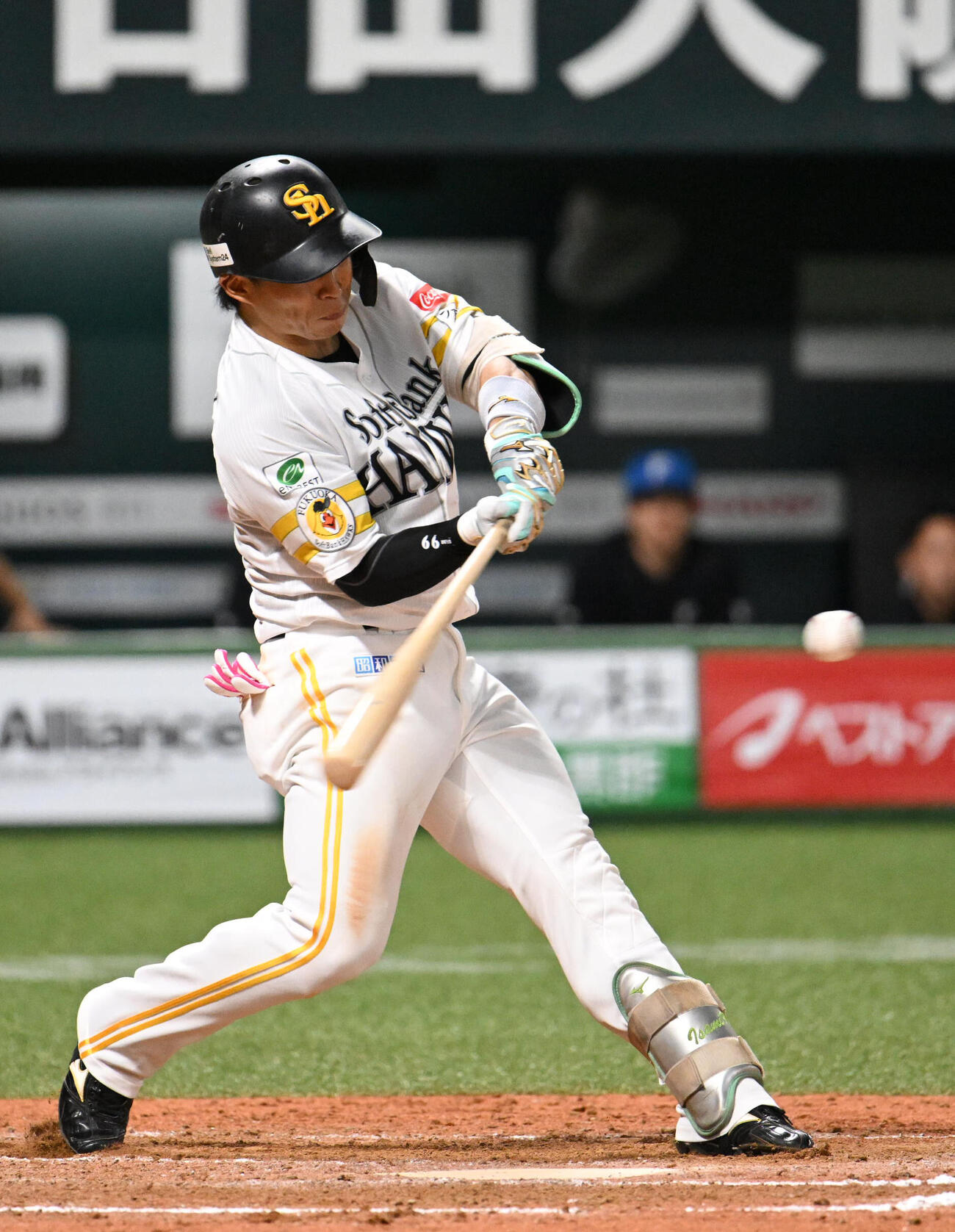 ソフトバンク対日本ハム　8回裏ソフトバンク2死一塁、野村勇は中越えに勝ち越し2点本塁打を放つ（撮影・林敢治）