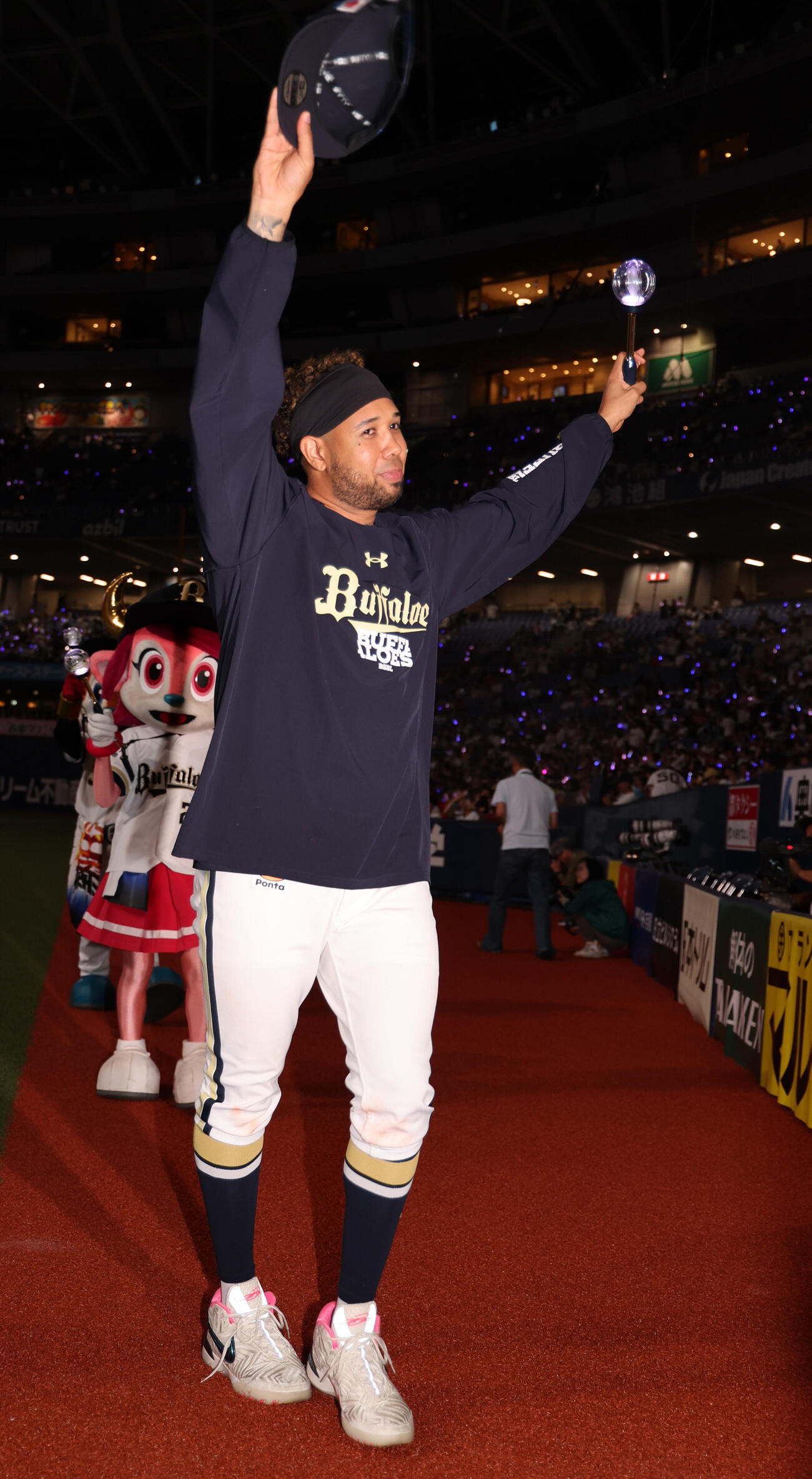 オリックス対楽天　10勝目を挙げたオリックスのアンダーソン・エスピノーザはスタンドに手を振って引き揚げる（撮影・西尾就之）