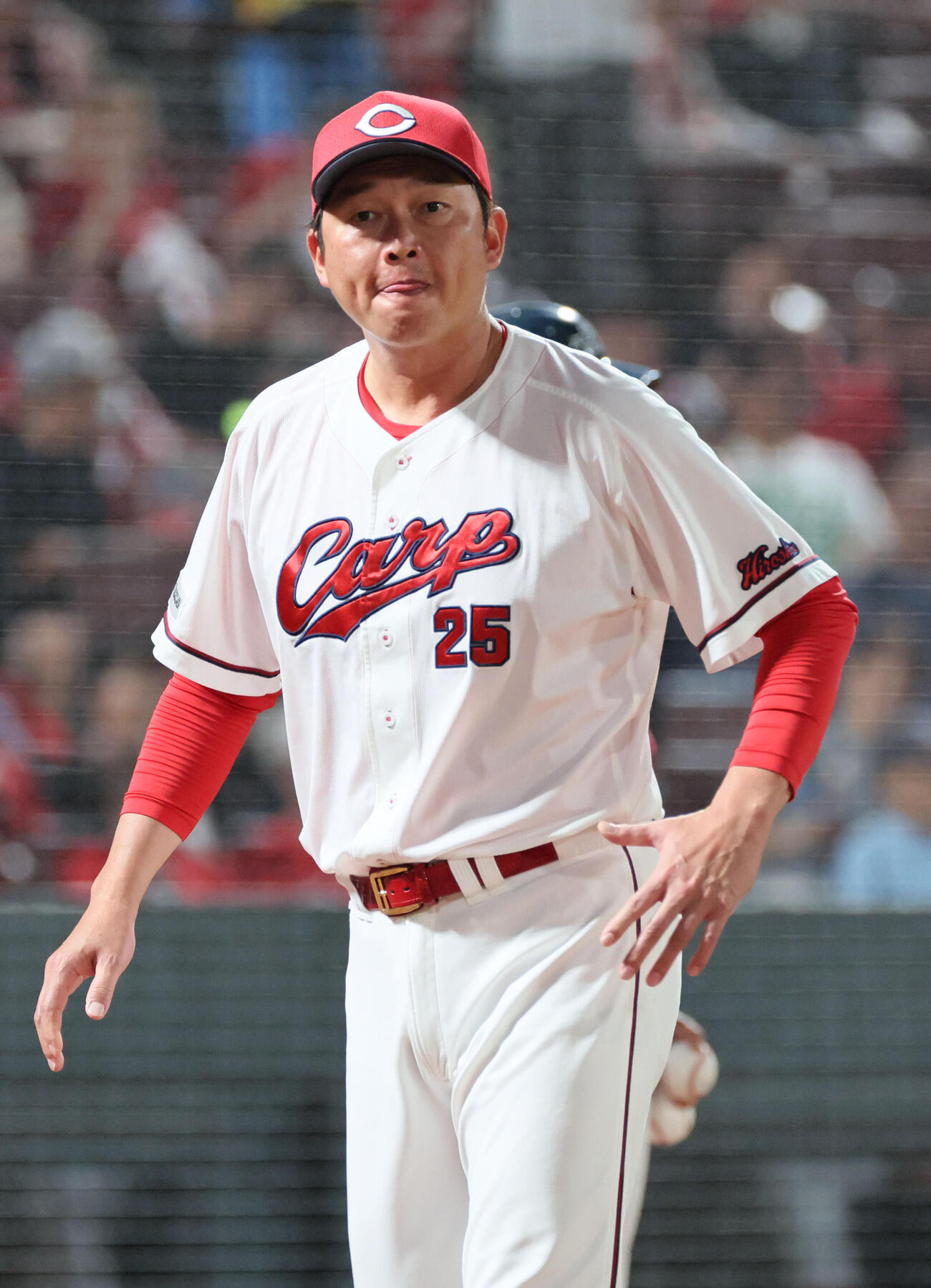 広島対巨人　7回裏終了時、交代を告げる新井貴浩監督（撮影・加藤孝規）