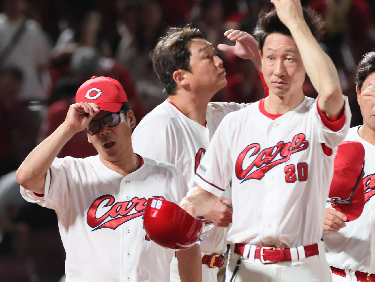広島対巨人　敗れた新井貴浩監督（中央）（撮影・加藤孝規）