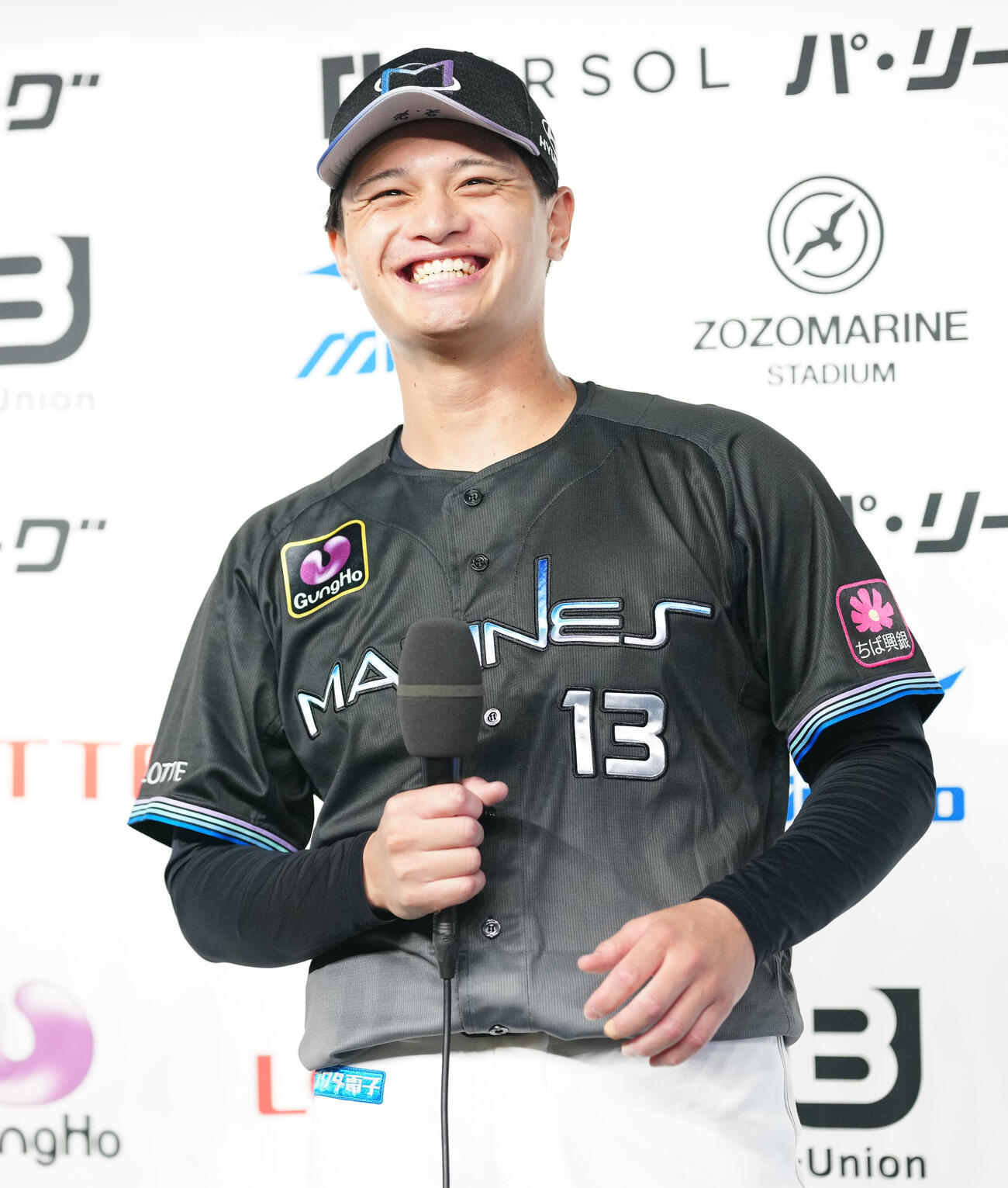ロッテ対西武　ヒーローインタビューで笑顔のロッテ毛利海大（撮影・鈴木みどり）