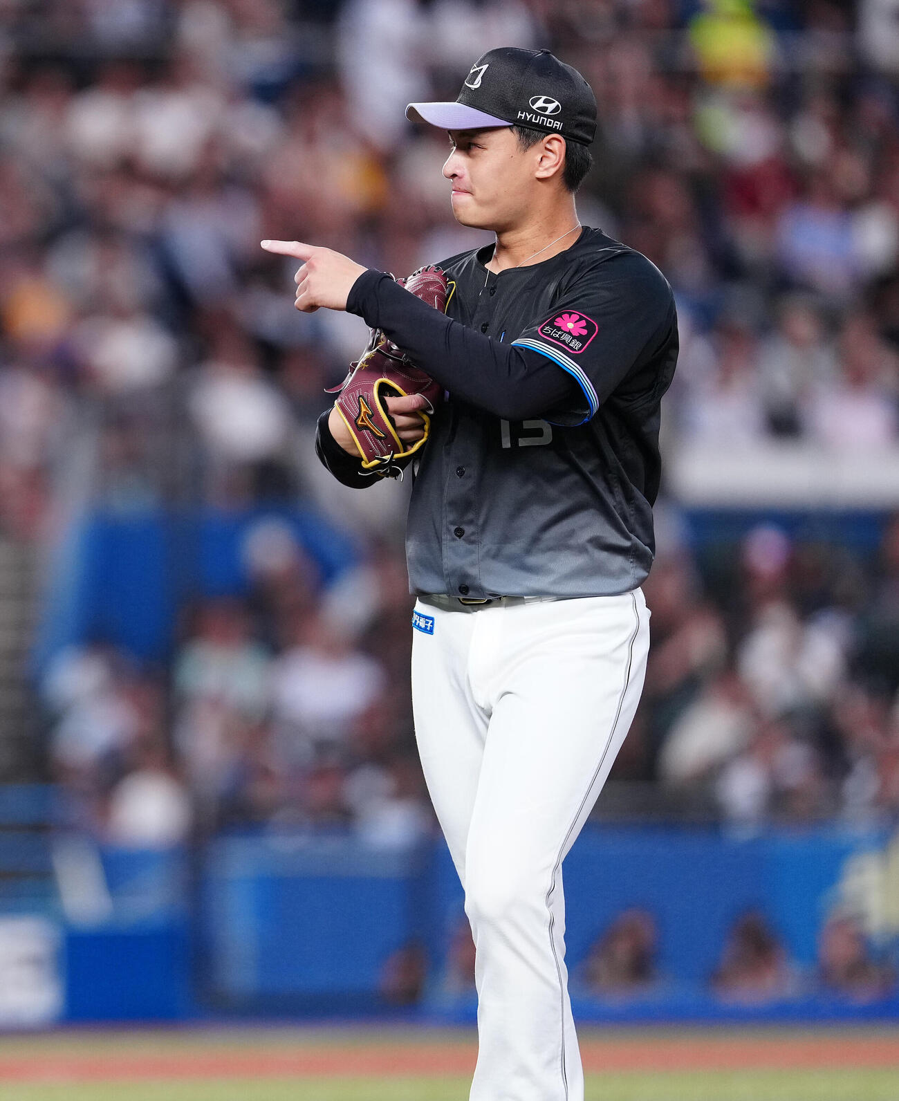 ロッテ対西武　2回表を終え、笑顔で指をさすロッテ毛利海大（撮影・鈴木みどり）