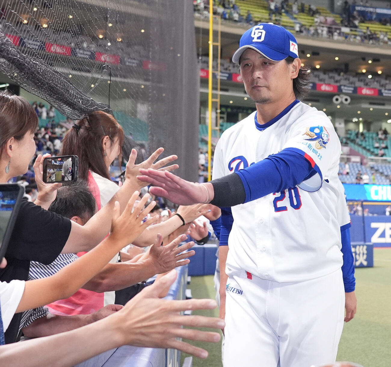 中日対ヤクルト　涌井秀章（右）は場内一周でファンとタッチを交わす（撮影・森本幸一）
