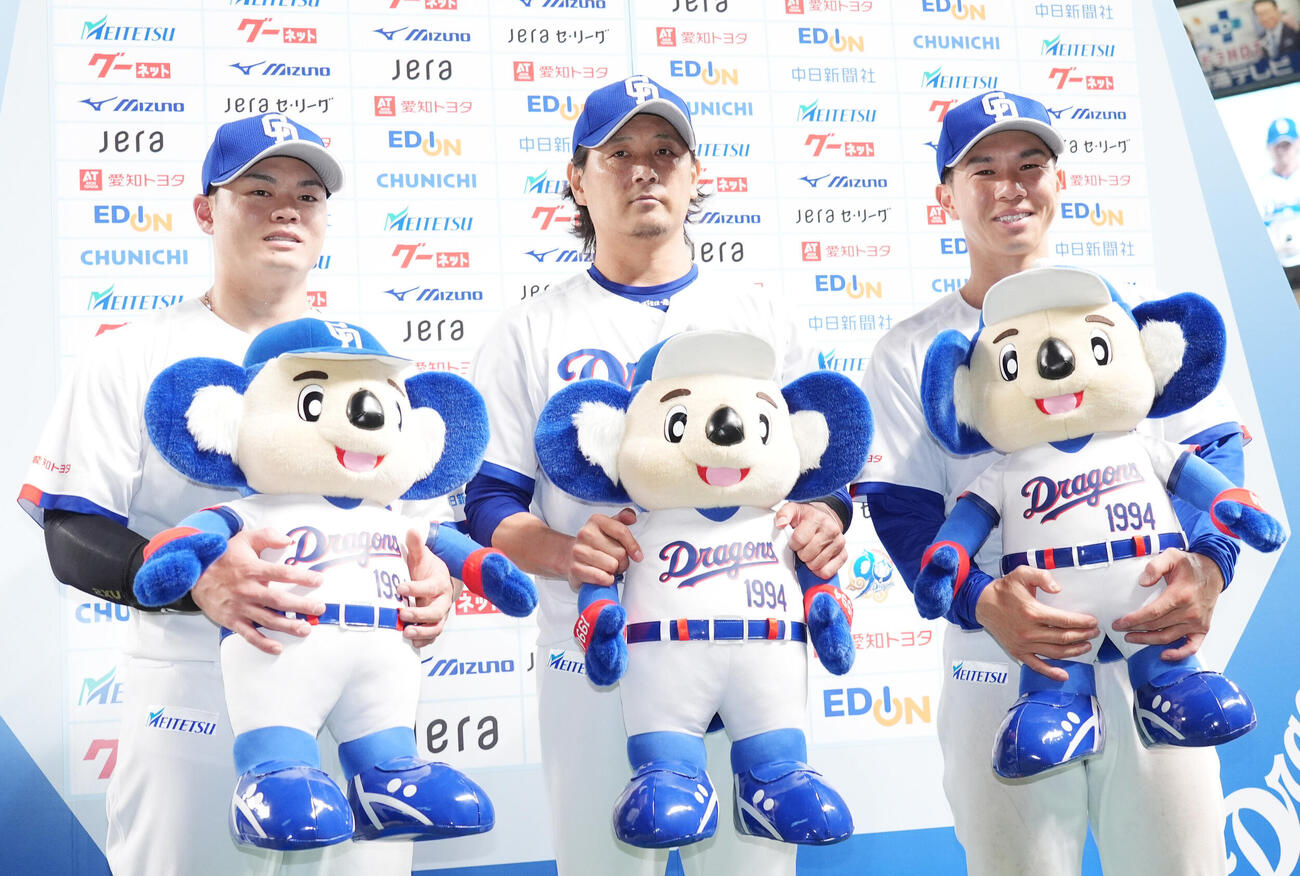 中日対ヤクルト　ヒーローインタビューを終え写真に納まる左から細川成也、涌井秀章、福永裕基（撮影・森本幸一）