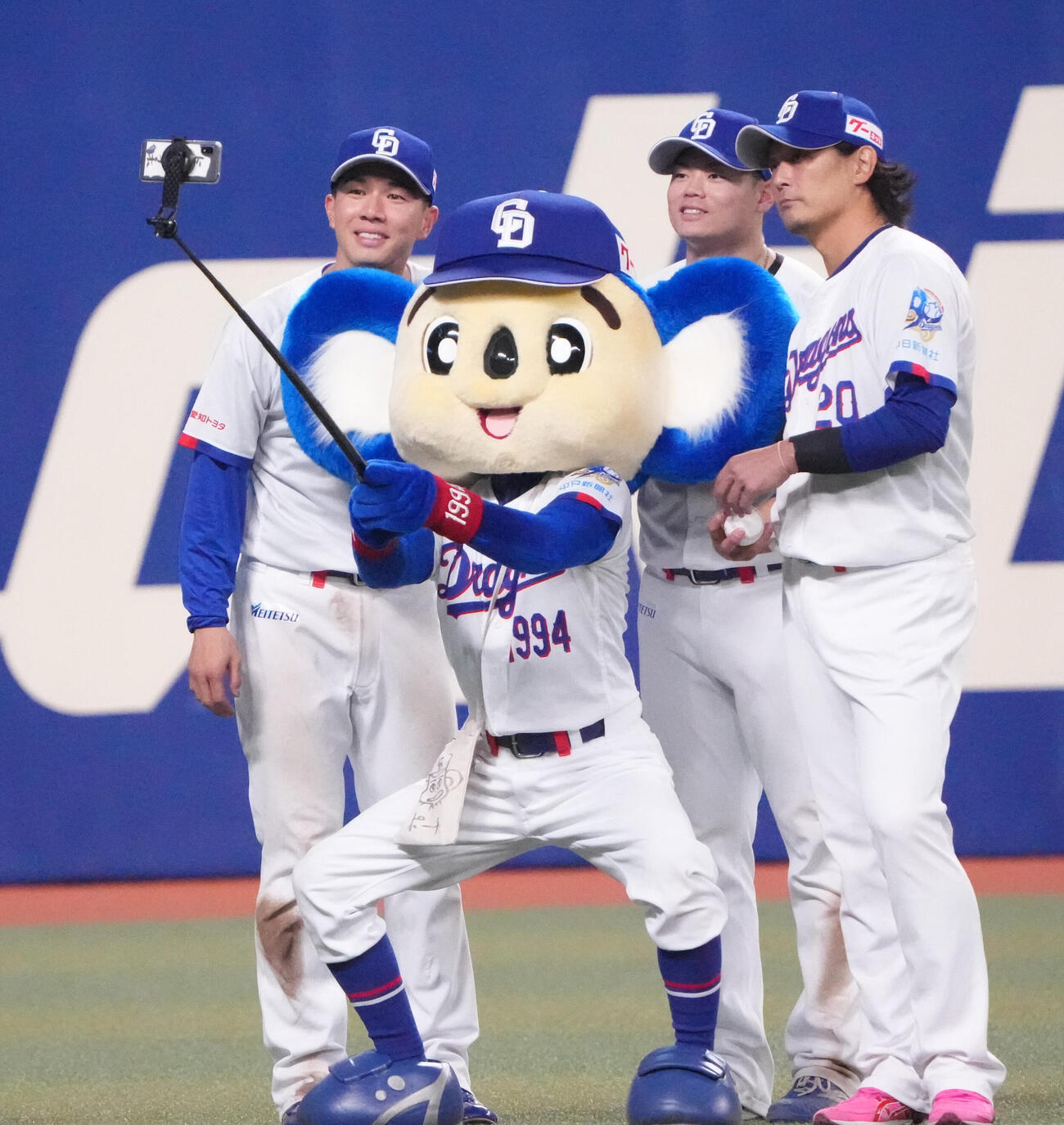 中日対ヤクルト　記念撮影に納まる、左から福永裕基、ドアラ、細川成也、涌井秀章（撮影・森本幸一）