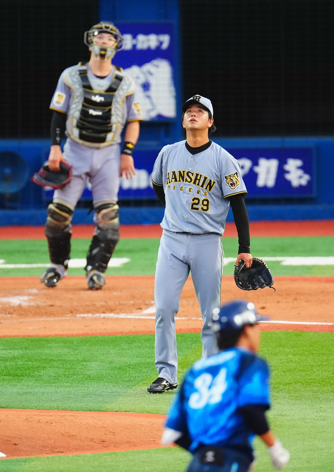 DeNA対阪神　2回裏DeNA1死一塁、宮下朝陽（手前）に2点本塁打を浴びる高橋遥人（撮影・垰建太）