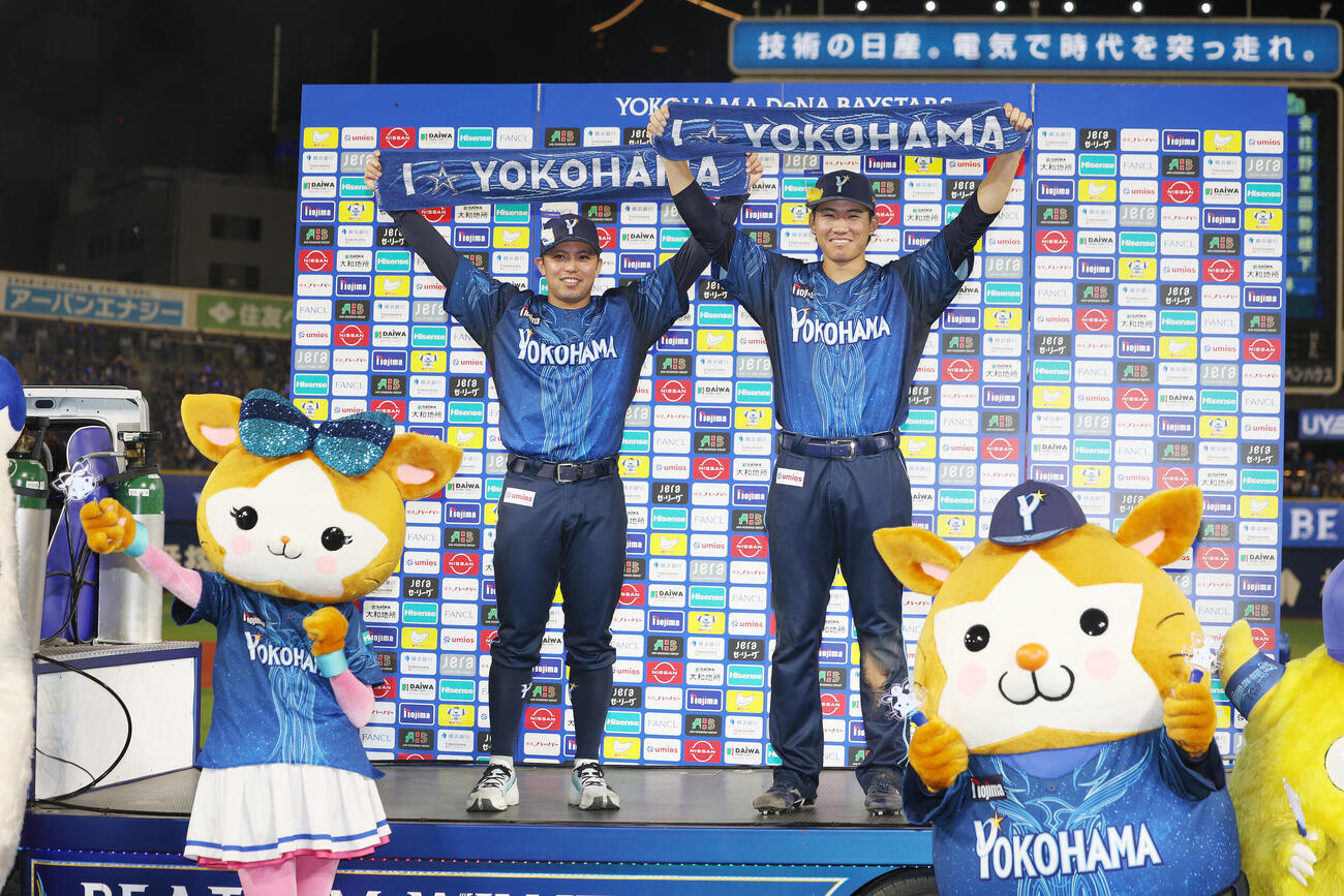 DeNA対阪神　阪神に勝利し、お立ち台で写真に納まる東克樹（左）と宮下朝陽（撮影・河田真司）