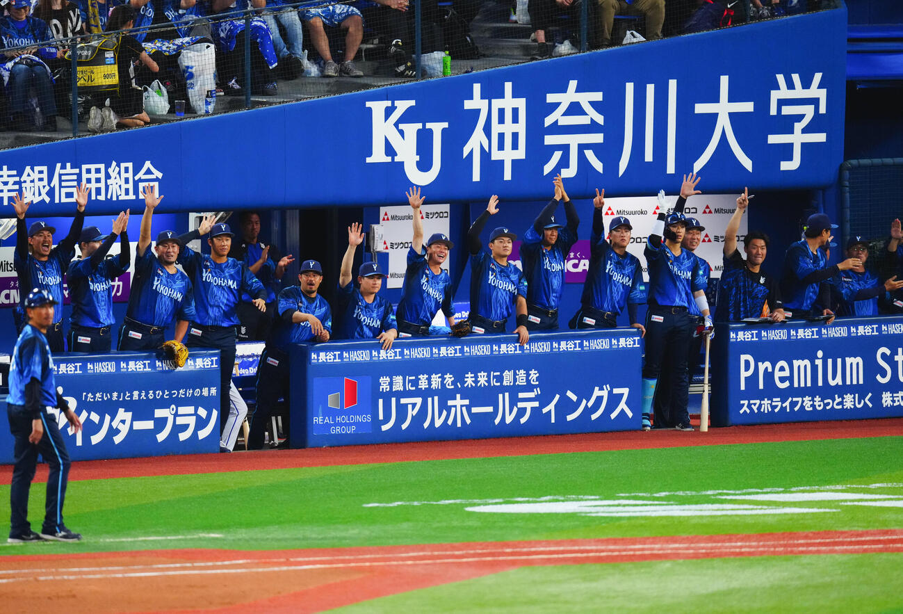 DeNA対阪神　4回裏DeNA無二塁、関根大気の適時二塁打に盛り上がるナイン（撮影・垰建太）