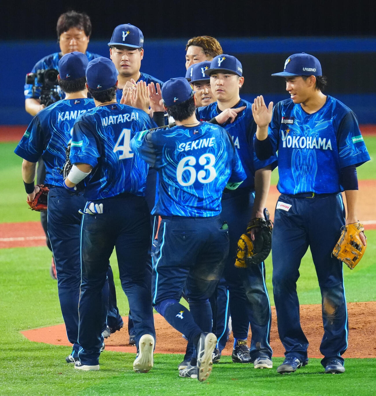 DeNA対阪神　阪神に連勝しタッチを交わすDeNAナイン（撮影・垰建太）