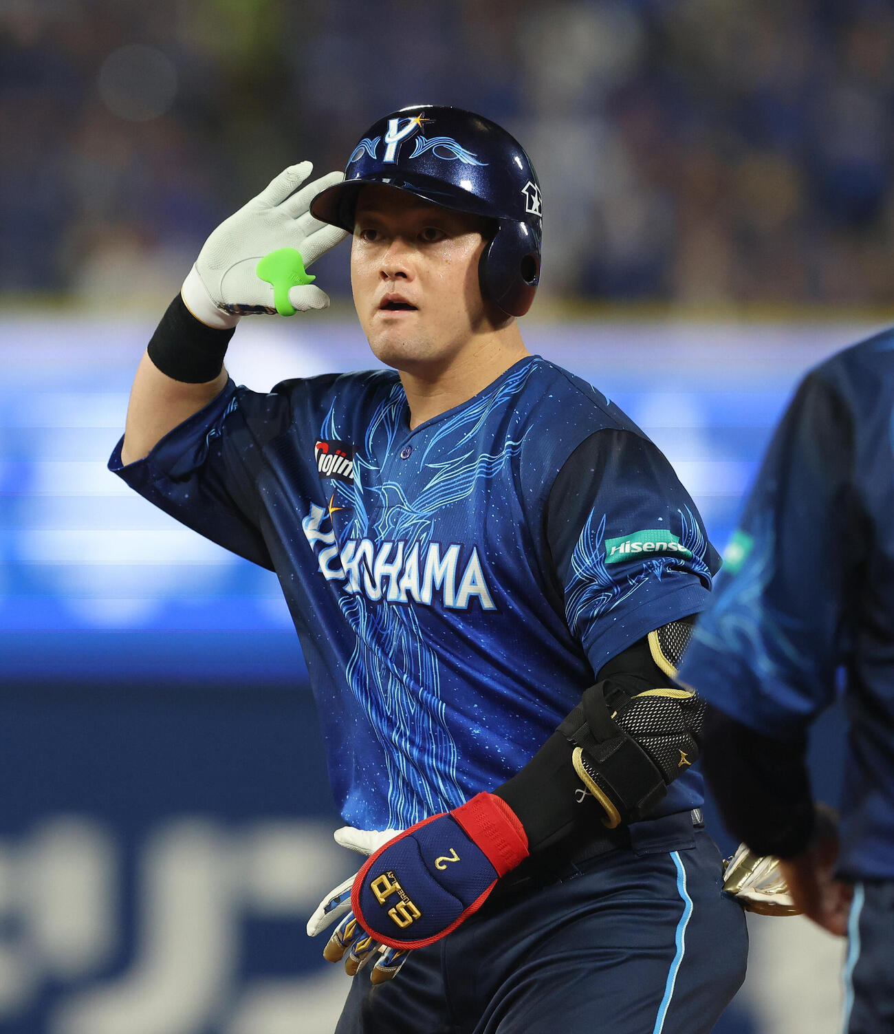DeNA対阪神　6回裏DeNA1死一塁塁、中前打を放ち出塁する牧秀悟（撮影・河田真司）