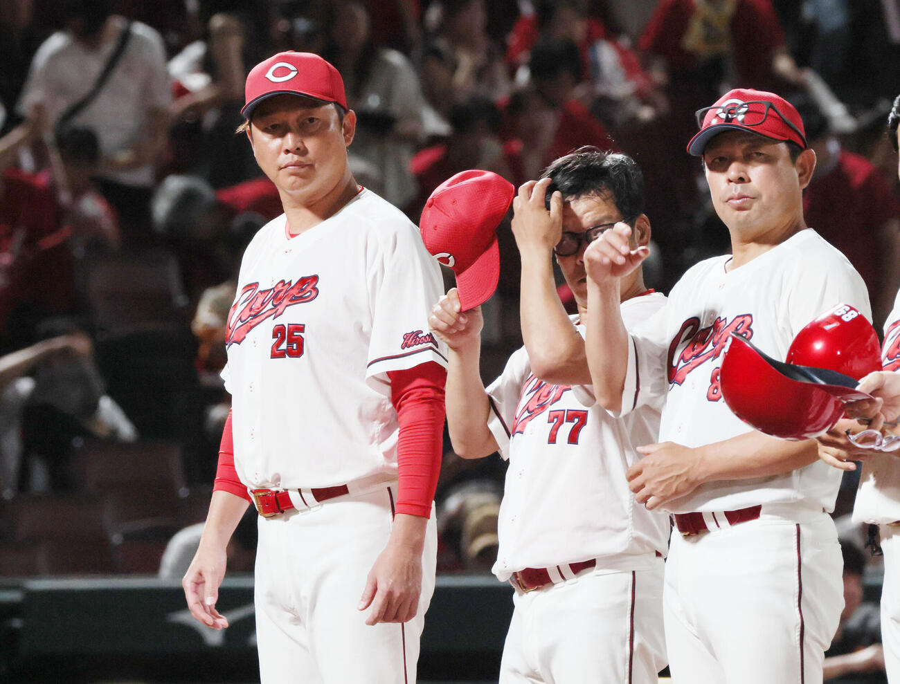 広島対巨人　敗れた新井貴浩監督（左）（撮影・加藤孝規）