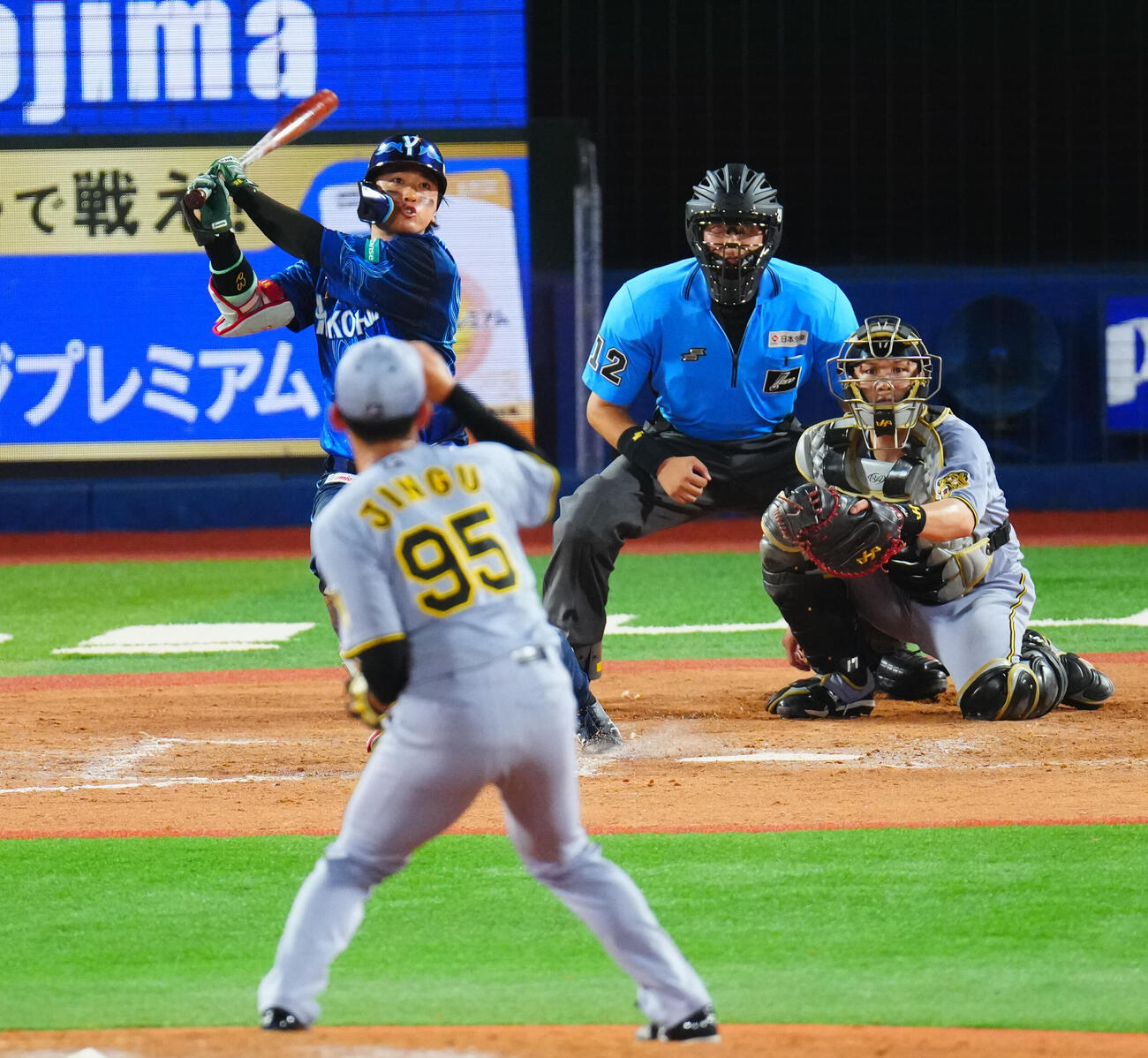 DeNA対阪神　8回裏DeNA2死、左飛に倒れる関根大気。投手神宮僚介（撮影・垰建太）