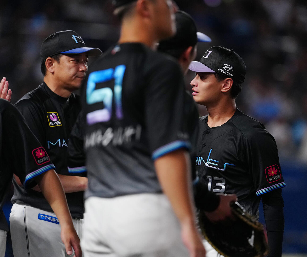 ロッテ対西武　西武に勝利しサブロー監督（左）とタッチを交わすロッテ毛利海大（撮影・鈴木みどり）