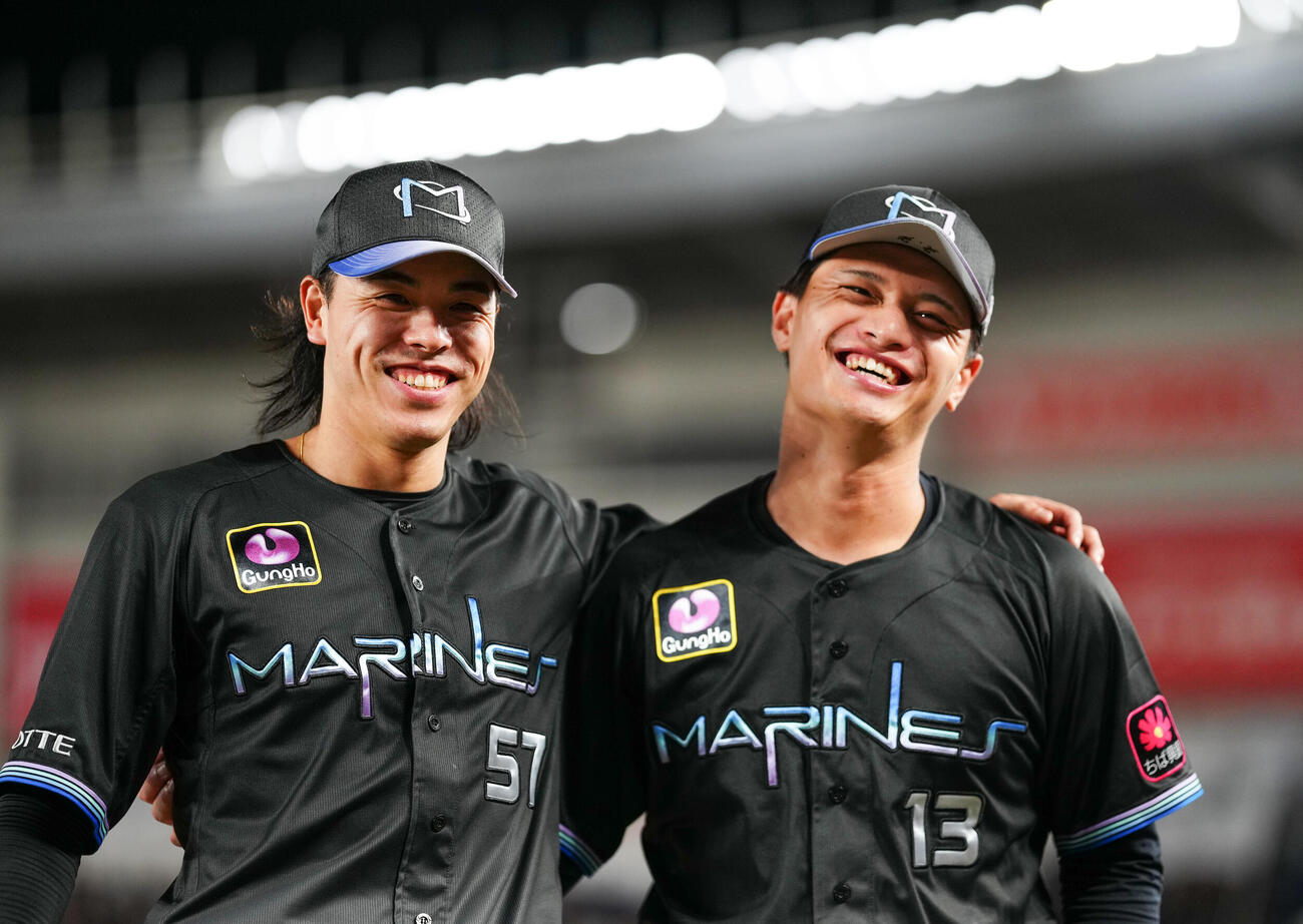 ロッテ対西武　笑顔で肩を組むロッテ毛利海大（右）と小川龍成（撮影・鈴木みどり）