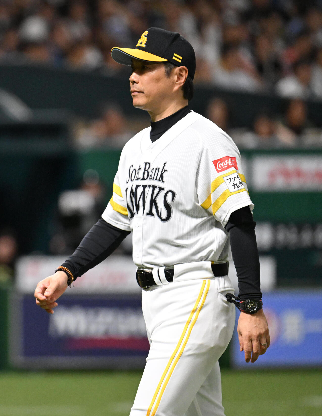 ソフトバンク対日本ハム　6回表日本ハム2死一、二塁、ベンチに戻る小久保裕紀監督（撮影・林敢治）