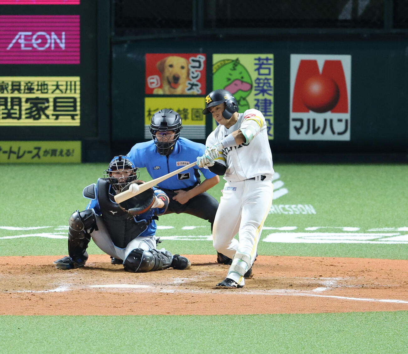 ソフトバンク対日本ハム　8回裏ソフトバンク2死一塁、野村勇は中越えに勝ち越し2点本塁打を放つ（撮影・梅根麻紀）