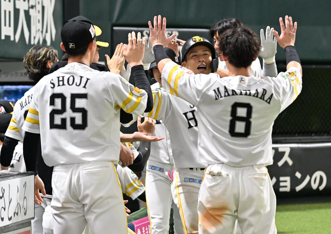 ソフトバンク対日本ハム　8回裏ソフトバンク2死一塁、野村勇は勝ち越し2点本塁打を放ちナインから祝福を受ける（撮影・林敢治）