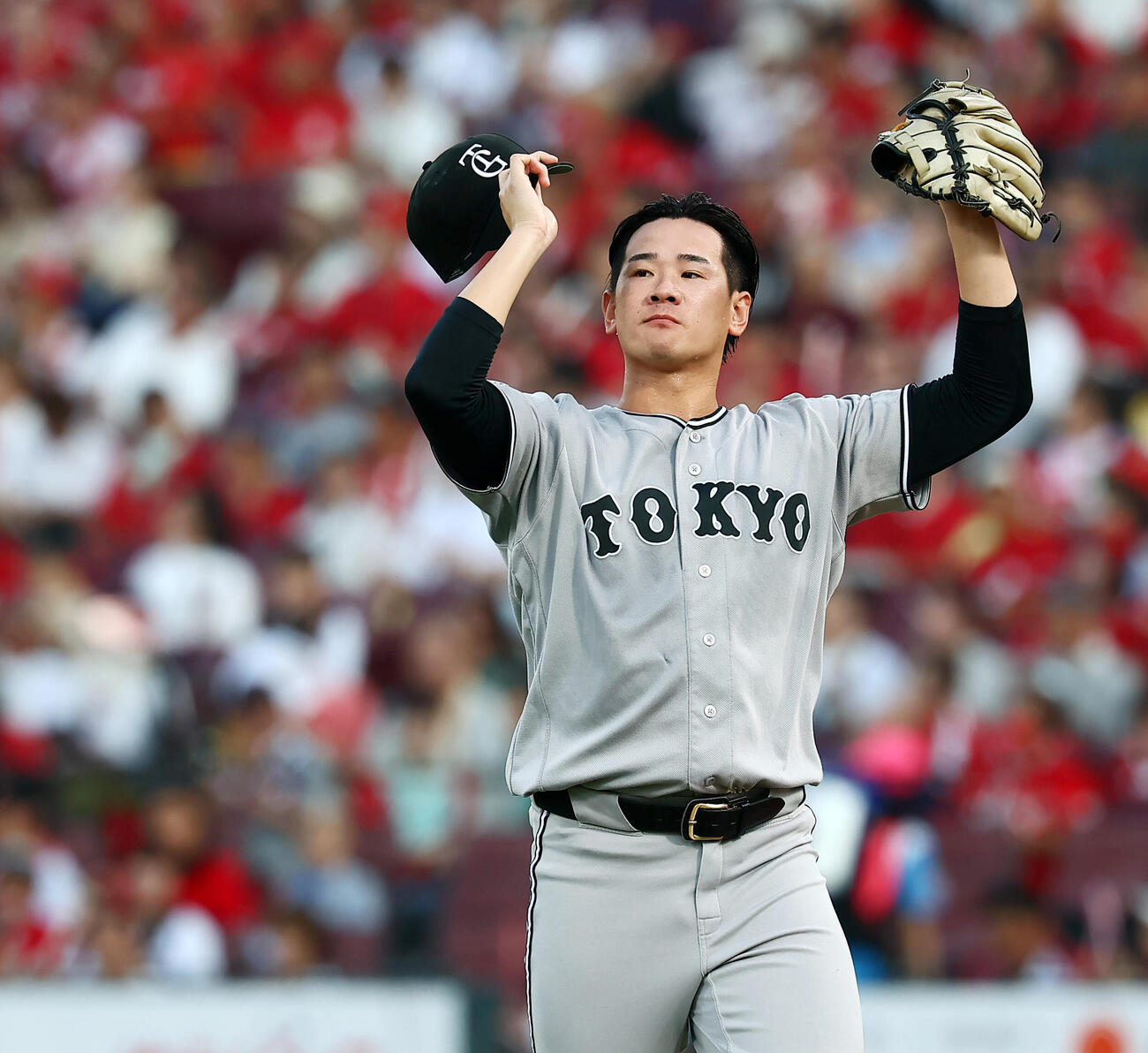 広島対巨人　1回裏広島2死井上温大はサンドロ・ファビアンに右前打を許し帽子を取って汗を拭う（撮影・加藤哉）