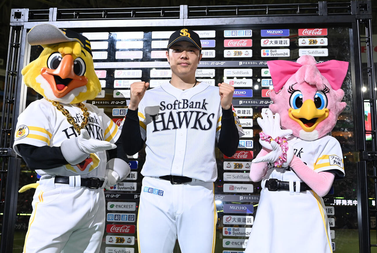 ソフトバンク対日本ハム　ヒーローインタビューを終え写真に納まるソフトバンク松本裕樹（撮影・林敢治）