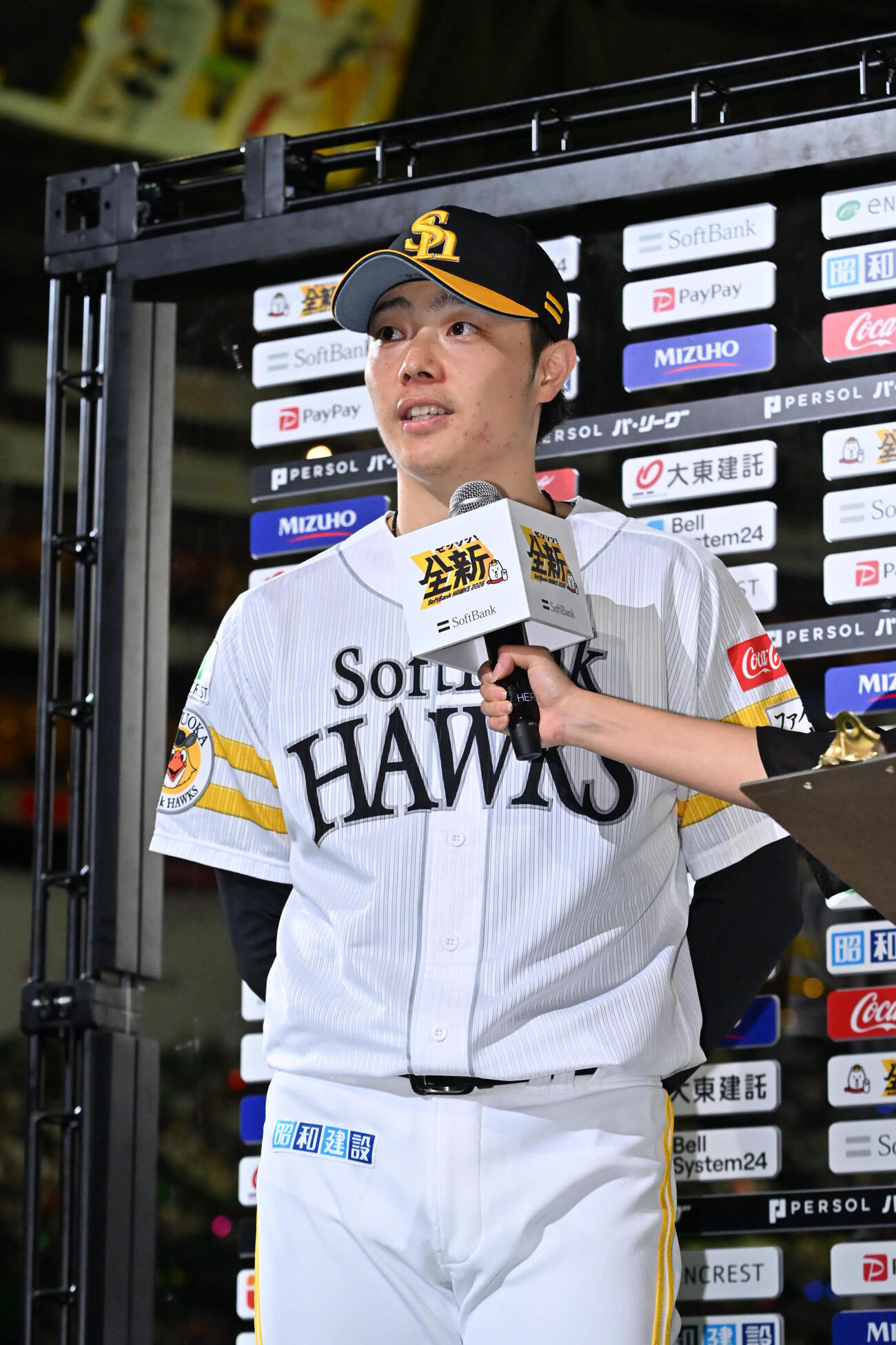 ソフトバンク対日本ハム　ヒーローインタビューに応じる松本裕樹（撮影・林敢治）