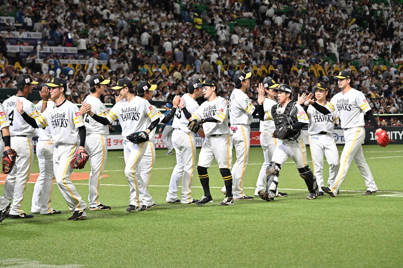 ソフトバンク対日本ハム　勝利を収めタッチを交わすソフトバンクナイン（撮影・林敢治）
