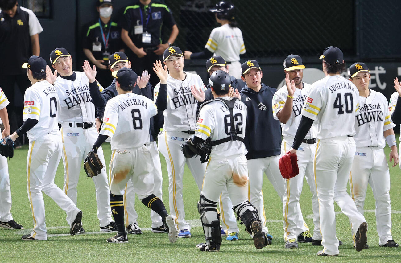 ソフトバンク対日本ハム　日本ハムに勝利しベンチ前でハイタッチをかわすソフトバンクナイン（撮影・梅根麻紀）