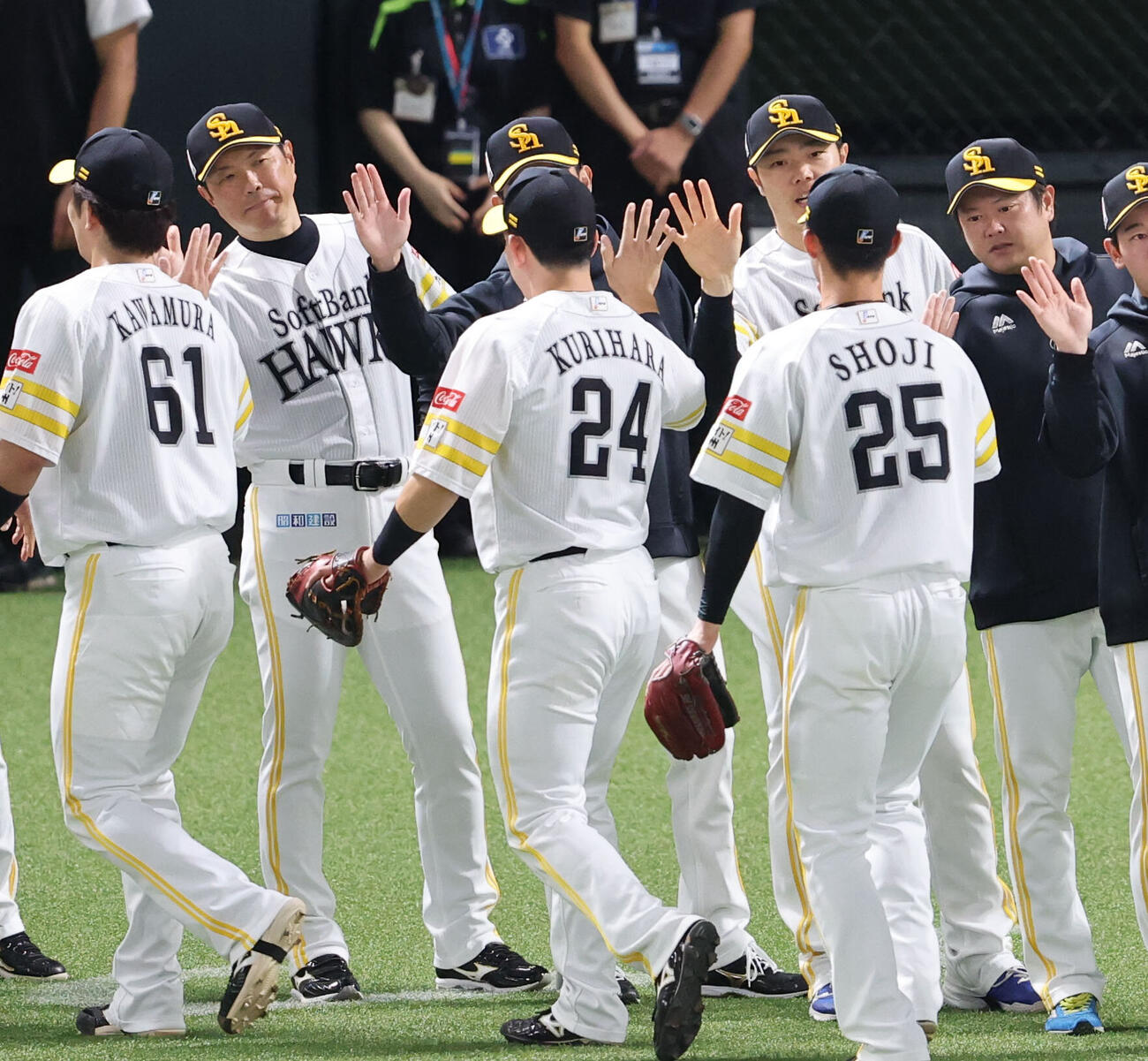 ソフトバンク対日本ハム　日本ハムに勝利を飾りベンチ前でハイタッチをかわすソフトバンクナイン（撮影・梅根麻紀）