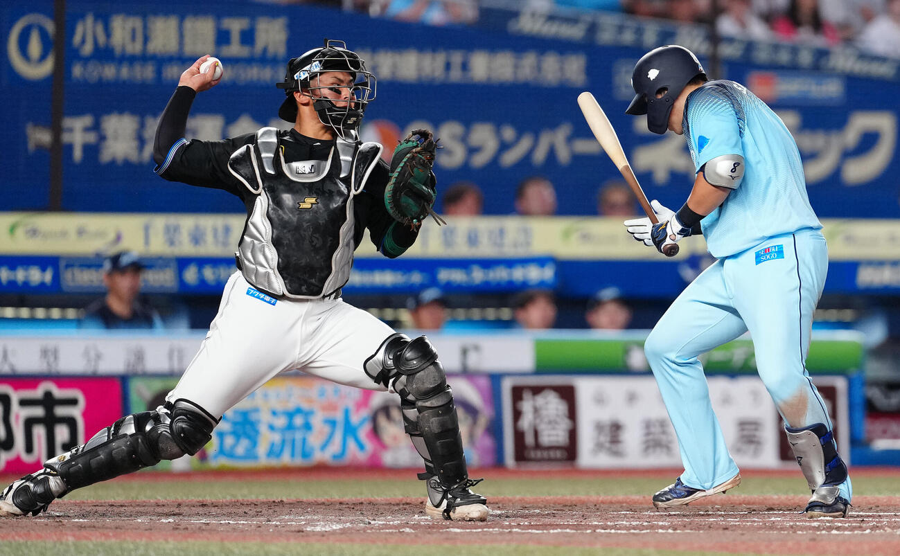 ロッテ対西武　4回表西武2死一塁、渡部聖弥の時、タイラー・ネビンの二盗を刺す捕手松川虎生（撮影・鈴木みどり）