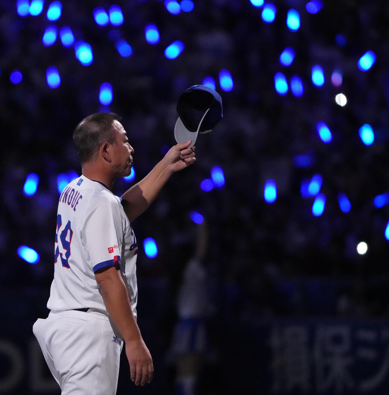 中日対ヤクルト　試合終了、スタンドの観客にあいさつをする井上一樹監督（撮影・森本幸一）