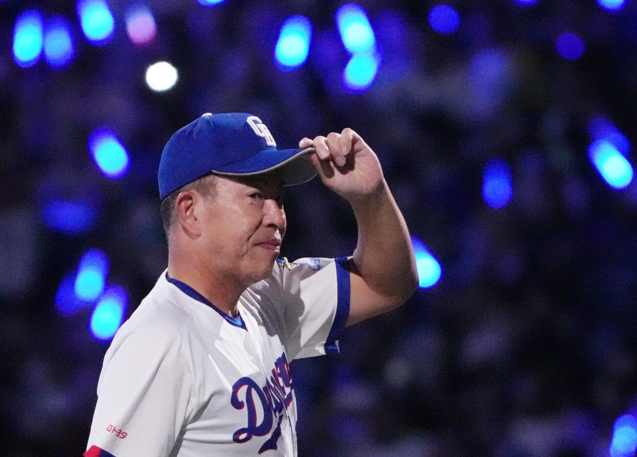 中日対ヤクルト　試合終了、スタンドの観客にあいさつをする井上一樹監督（撮影・森本幸一）