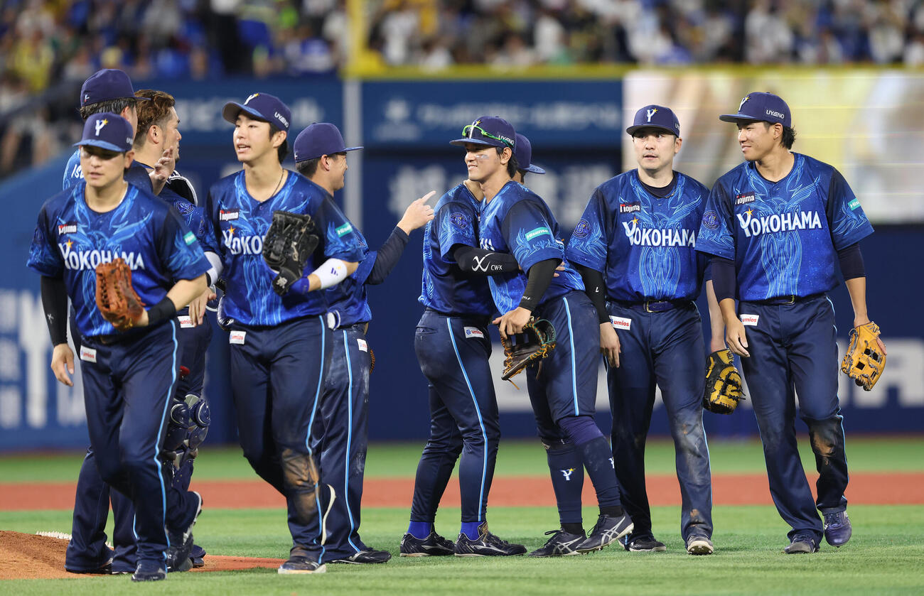 DeNA対阪神　阪神に勝利し、マウンドに集まるDeNAナイン（撮影・河田真司）
