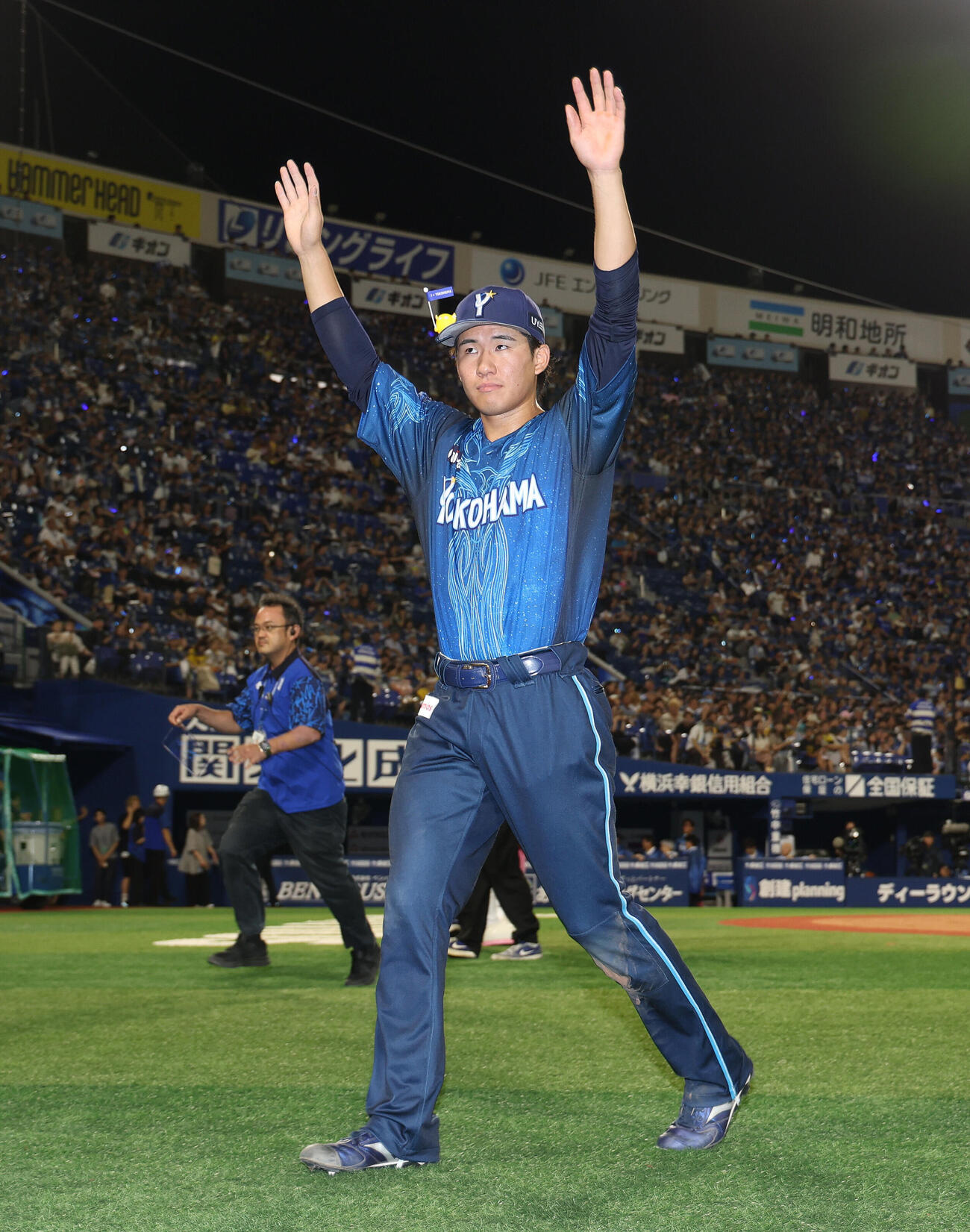 DeNA対阪神　阪神に勝利し、声援に応えながら引き揚げる宮下朝陽（撮影・河田真司）