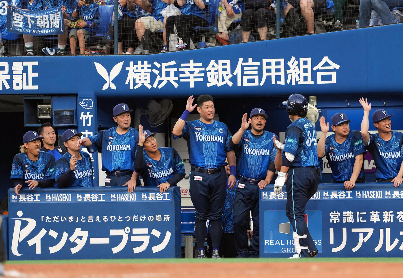 DeNA対阪神　2回裏DeNA1死一塁、2点本塁打を放った宮下朝陽を迎える筒香嘉智らナイン（撮影・たえ見朱実）