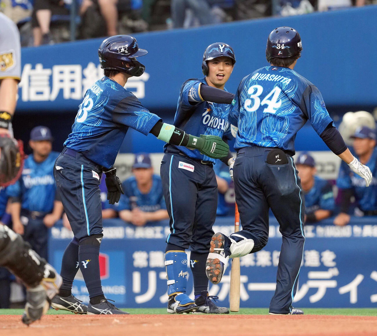 DeNA対阪神　2回裏DeNA1死一塁、2点本塁打を放った宮下朝陽を迎える東克樹（撮影・たえ見朱実）