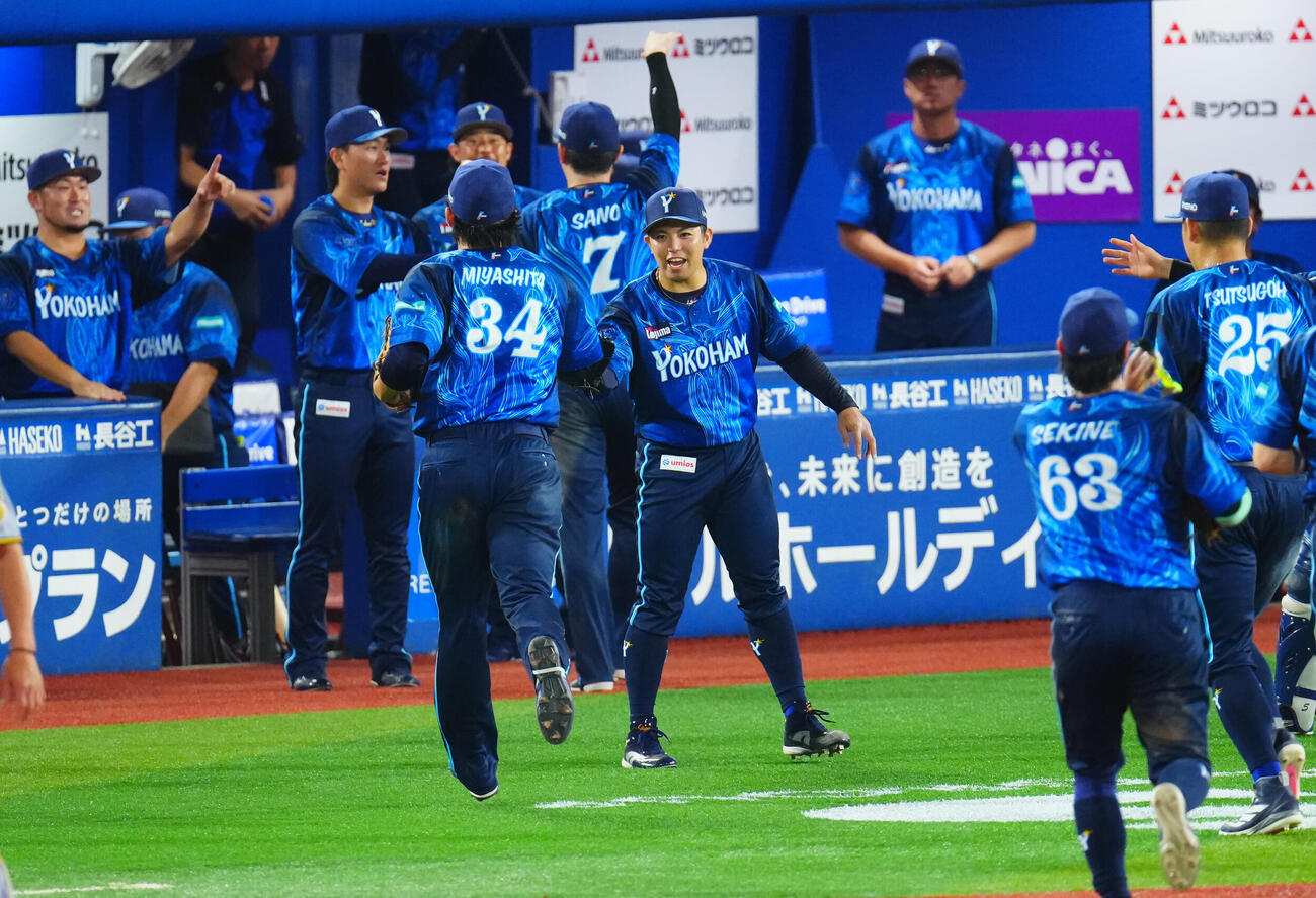 DeNA対阪神　7回表阪神の攻撃を無失点に抑えたDeNA東克樹（中央）は笑顔でナインとタッチを交わす（撮影・垰建太）