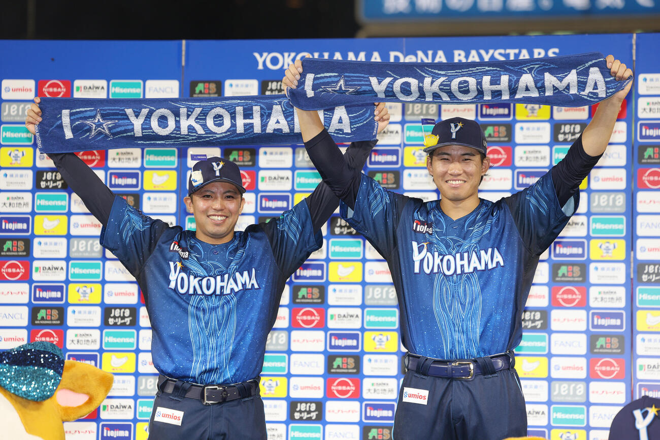 DeNA対阪神　阪神に勝利し、お立ち台で写真に納まる東克樹（左）と宮下朝陽（撮影・河田真司）