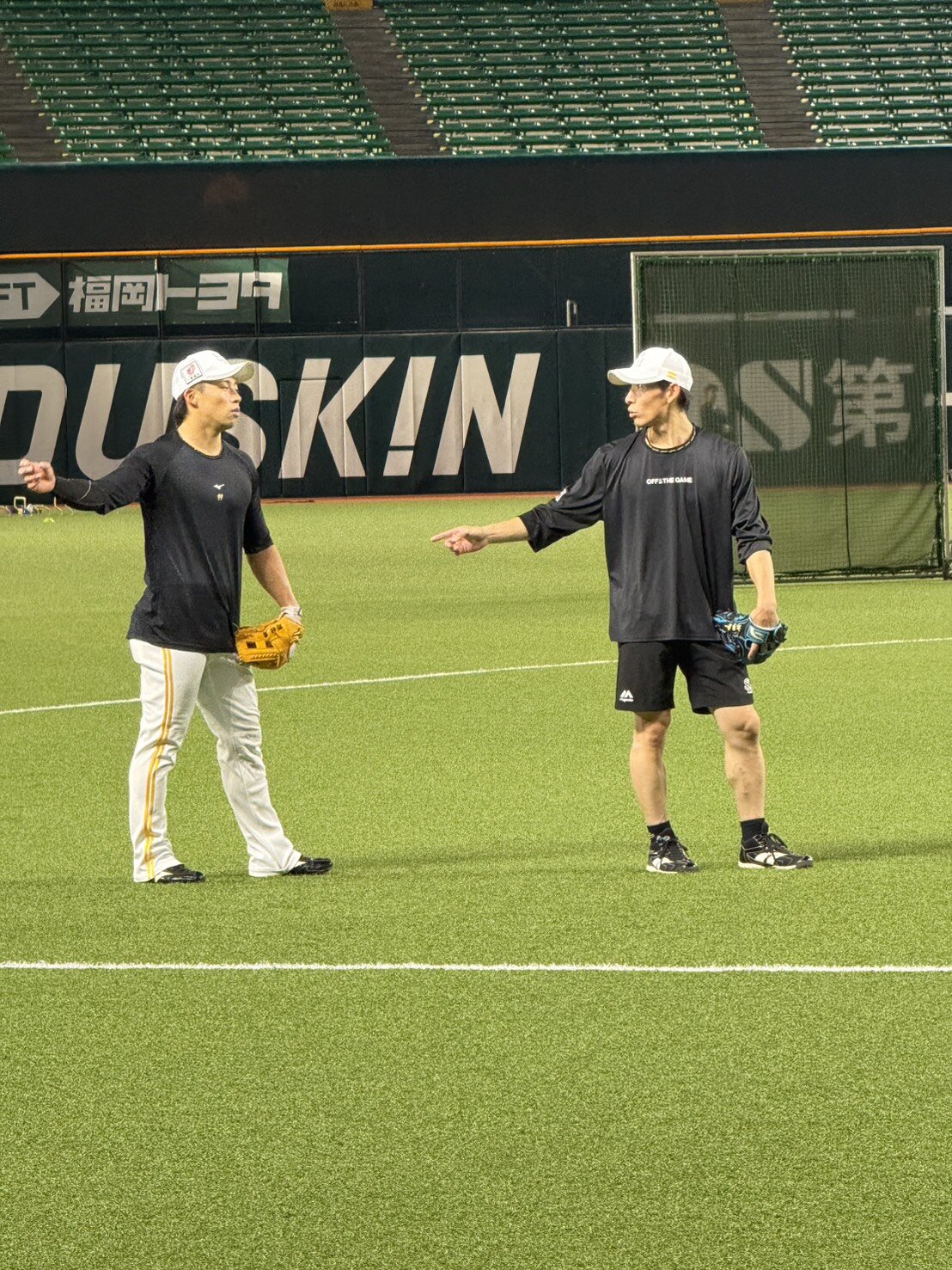 ソフトバンク野村（左）は本多内野守備走塁コーチから指導を受けながら早出特守を行う