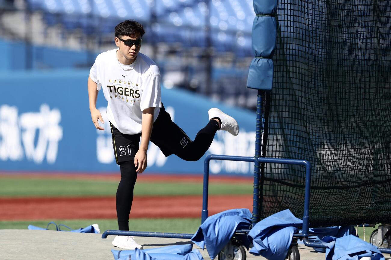 DeNA対阪神　試合前、マウンドを確認する阪神大竹耕太郎（撮影・河田真司）