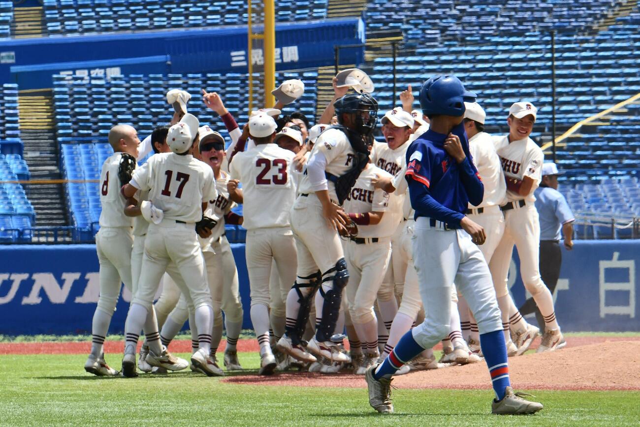 優勝を喜ぶ武蔵府中の歓喜の輪を横目に海老名の一塁走者・中市はそっと顔をぬぐった